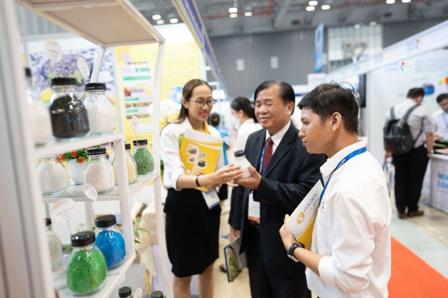 在本市举办有关化工领域的展览，吸引国内外业者的关注。