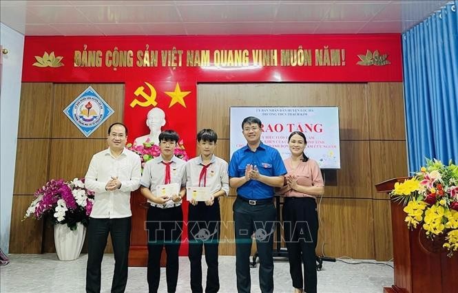 两名奋勇救人学生获表彰