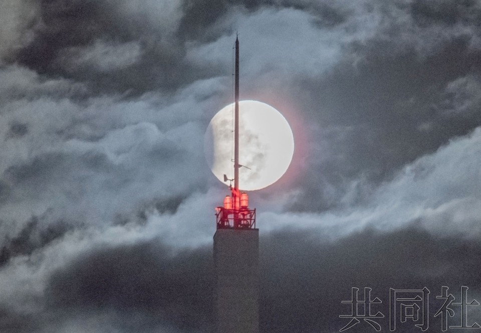 日本各地昨日清晨观测到月偏食