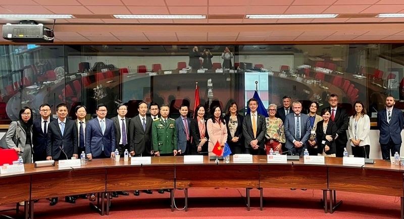 双方与会代表合影。（图：越通社）