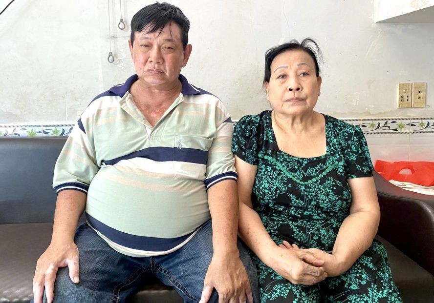 肚子膨涨的黎光勇与妻子黎氏卡。