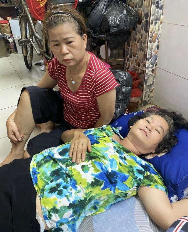陈亚育正在照顾姐姐陈凤冰。