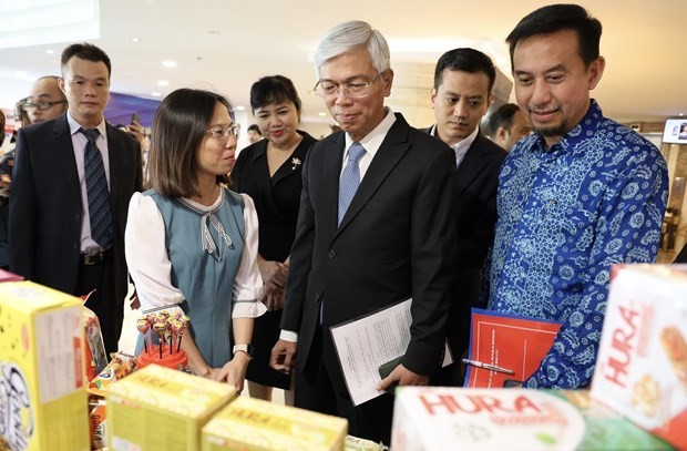 参观清真产品展位的游客。