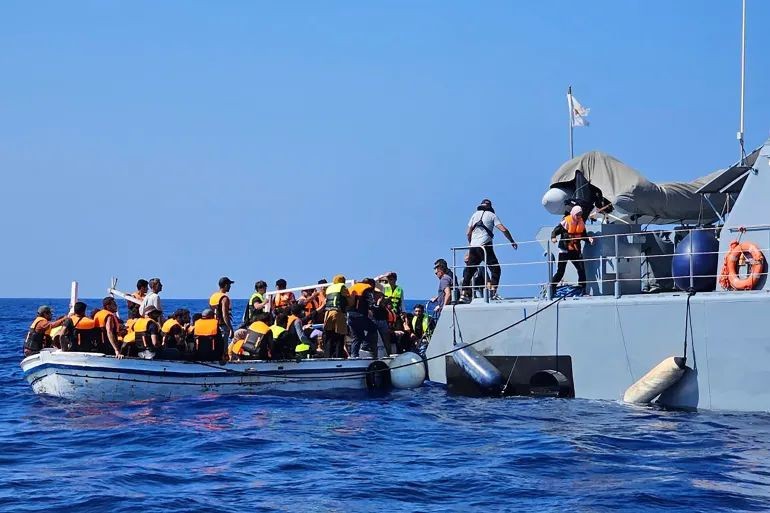 塞浦路斯救援队在地中海岛屿东侧沿海度假胜地普罗塔拉斯附近的海上帮助船上的难民和移民。(图:AP)