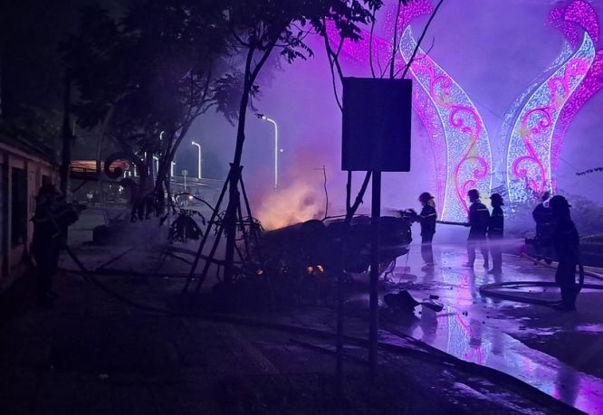 消防队闻讯后赶抵事故现场进行灭火。(图:德才)