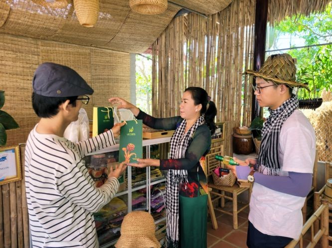 阮氏白雪向参观者介绍“芹耶草药盐”。