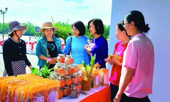 9月13日至15日,在槟椥省举办的南部女性Ocop创业产品展销会上推介“芹耶草药盐”