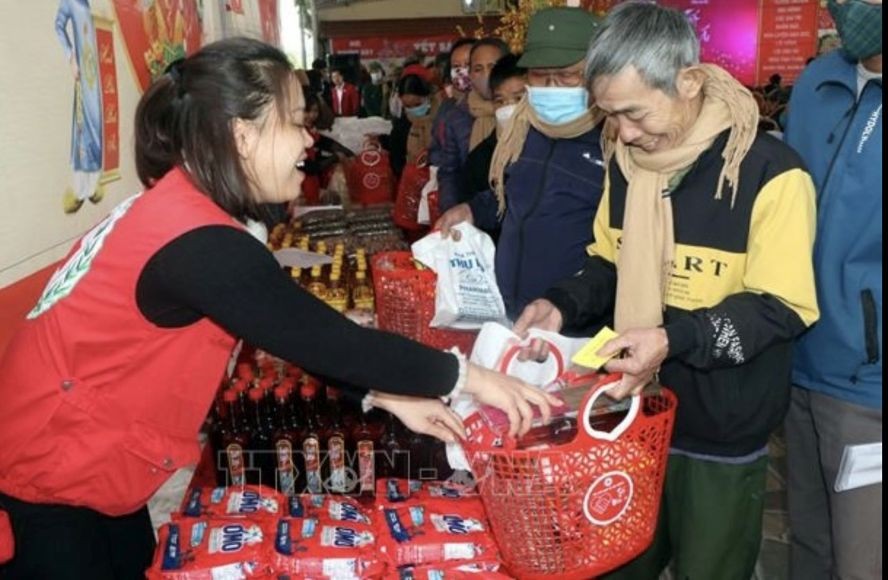 图为2023年春节前夕,海阳省设慈善货摊为当地贫困户提供免费生活必需品。(图:越通社)