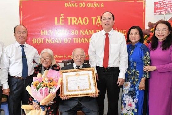 阮维诗同志荣获 80 年党龄纪念章