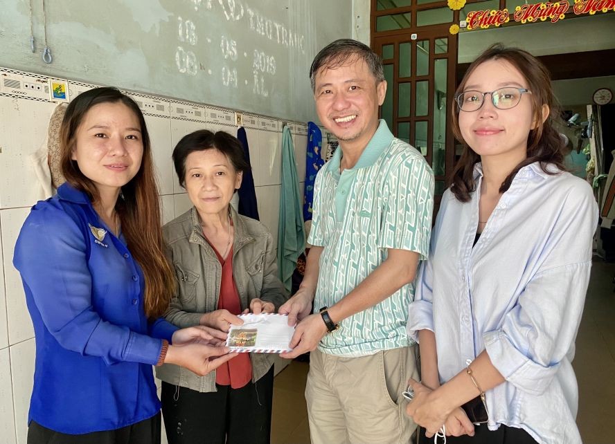 罗国均(右二)向罗丽娇母女移交1800万元。