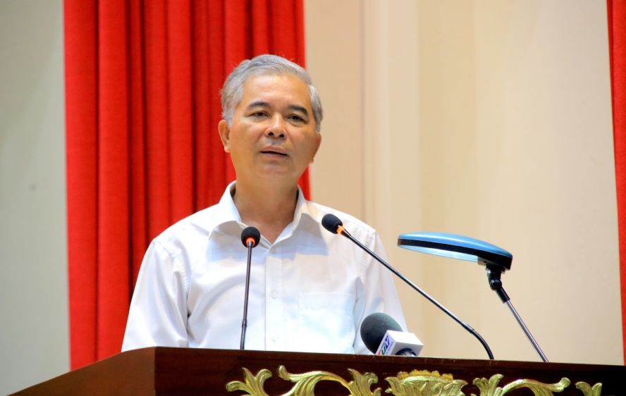 市人委会副主席吴明珠在议会上发表指导意见。(图:秀银)