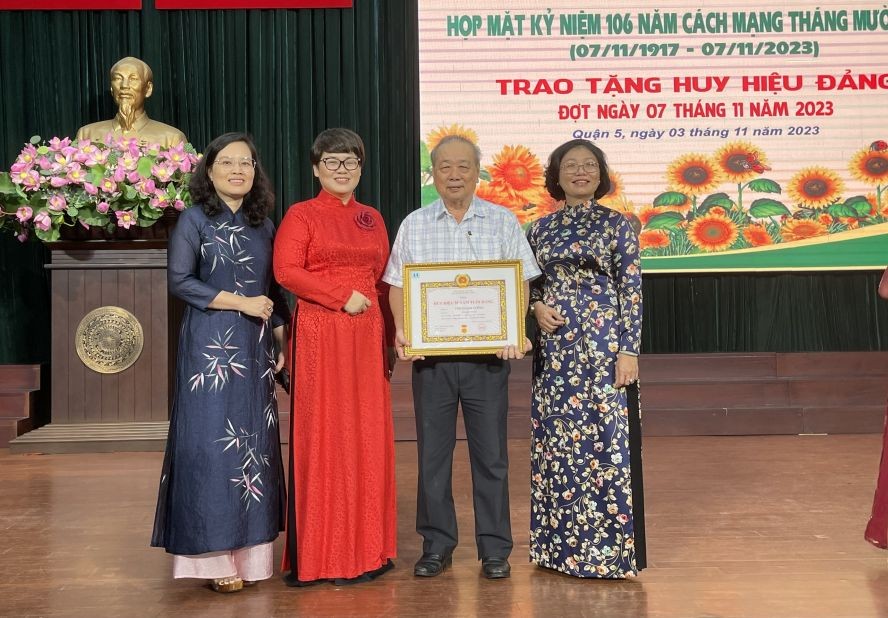 第五郡领导与老党员孙盛强合照留念