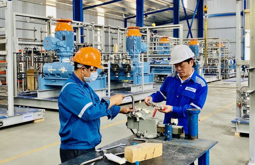 头顿石油工人在工作。(图:瑞然)