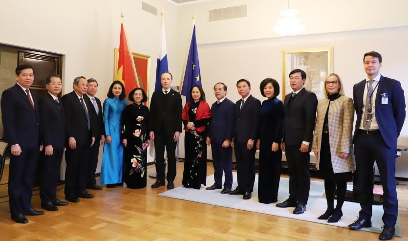 越南共产党中央书记处常务书记张氏梅(左六)同芬兰议会议长尤西‧汉拿阿霍(左七)和双方代表合影。(图:越通社)