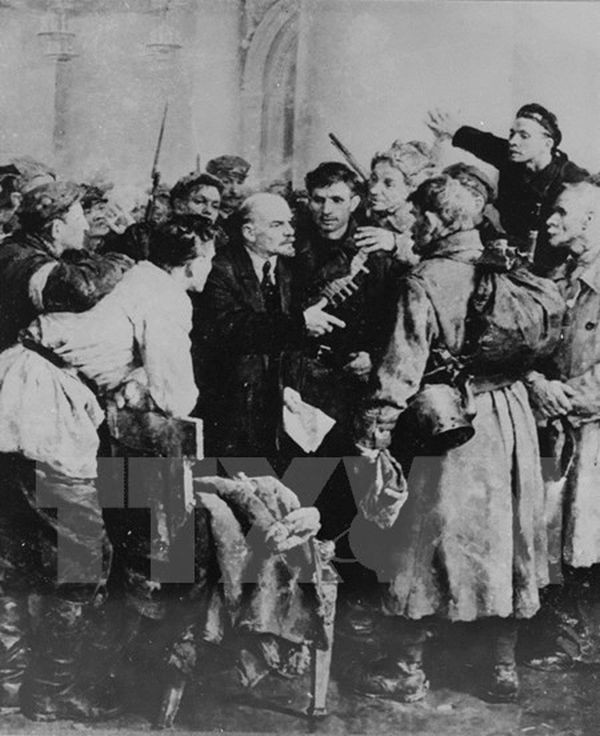 1917年十月革命期间，列宁与革命战士在彼得格勒冬宫。 （资料图来源：越通社）