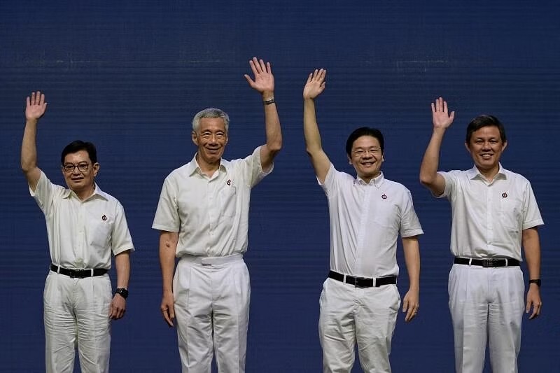 人民行动党新一届中委会出炉,包括秘书长李显龙总理(左二)、第四代领导班子领军人黄循财(右二),以及原本担任第一助理秘书长的王瑞杰(左一)和原本担任第二助理秘书长的陈振声(右一)。(图:海峡时报)