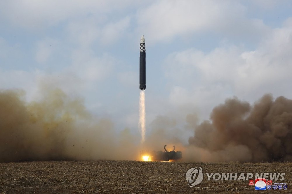 2022年11月18日,朝军在国务委员会委员长金正恩的指导下试射“火星-17”型洲际弹道导弹。(图:韩联社/朝中社)