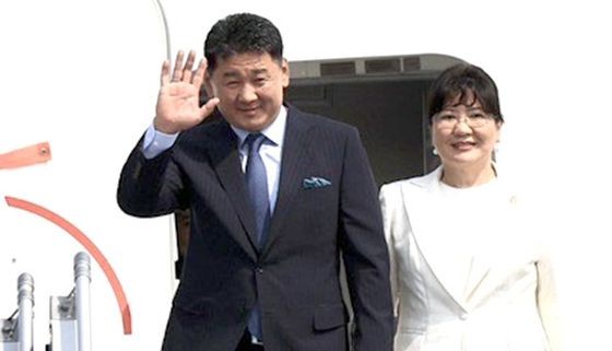 蒙古国总统乌赫那‧呼日勒苏赫和夫人。(图:越通社)