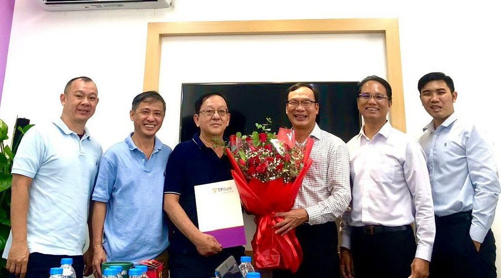 企业发展辅助咨询组：（左起）华人企业家曾裕倴、罗国均、麦汉强以及先锋银行副总经理曲文华和杨仲团、杜英方。