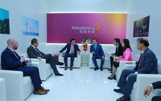 越南政府副总理陈红河会见阿斯利康全球首席执行官苏博科。(图:越通社)