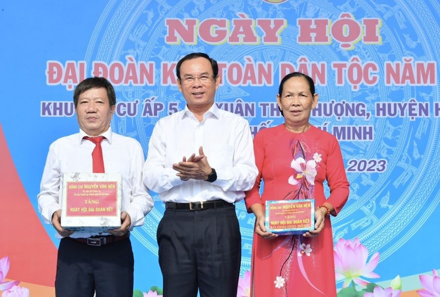 市委书记阮文年向福门县春泰尚乡第五村赠送礼物。(图:越通社)
