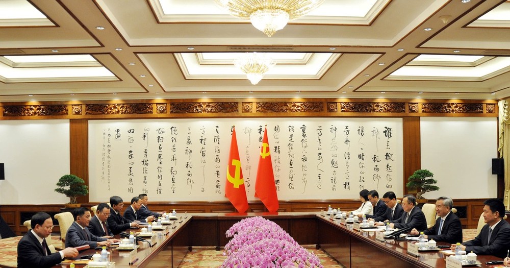 越南共产党代表团和中国共产党代表团举行会谈。(图:越通社)