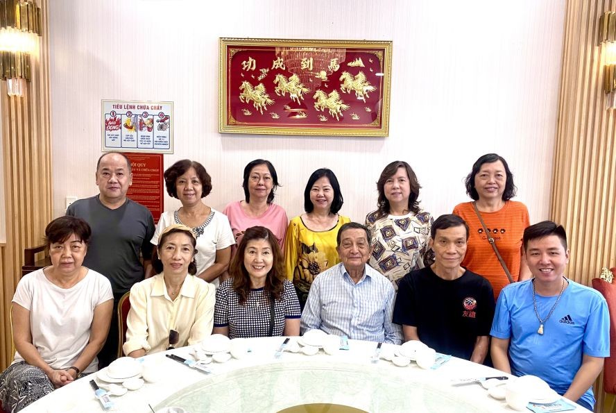 福中校友执委会在讨论筹备工作后合照。