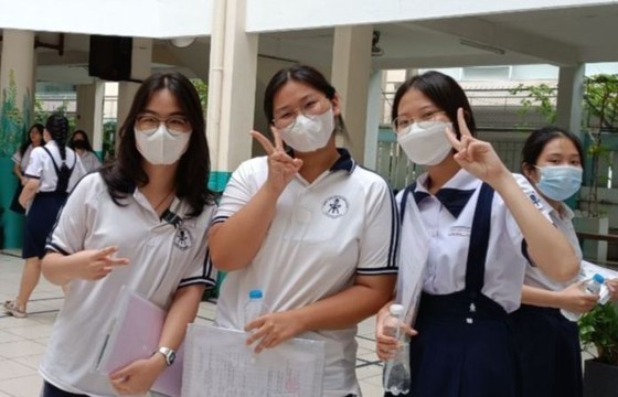 图为参加 2023-2024 学年公立学校10年级入学考试的考生。(图:秋心)