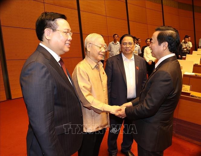 党中央总书记阮富仲与各代表交谈。(图:越通社)