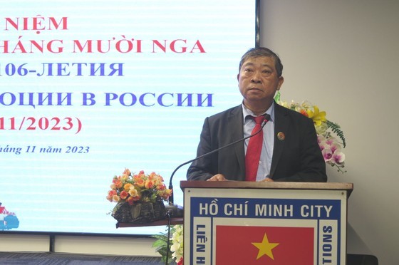 市越-俄友好协会主席黄明仁在纪念聚会上重温俄国十月革命的历史事件。(图:瑞宇)