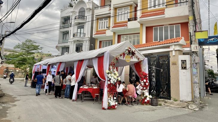 一场婚礼现场霸占了守德市13号国道520号巷的半条路。