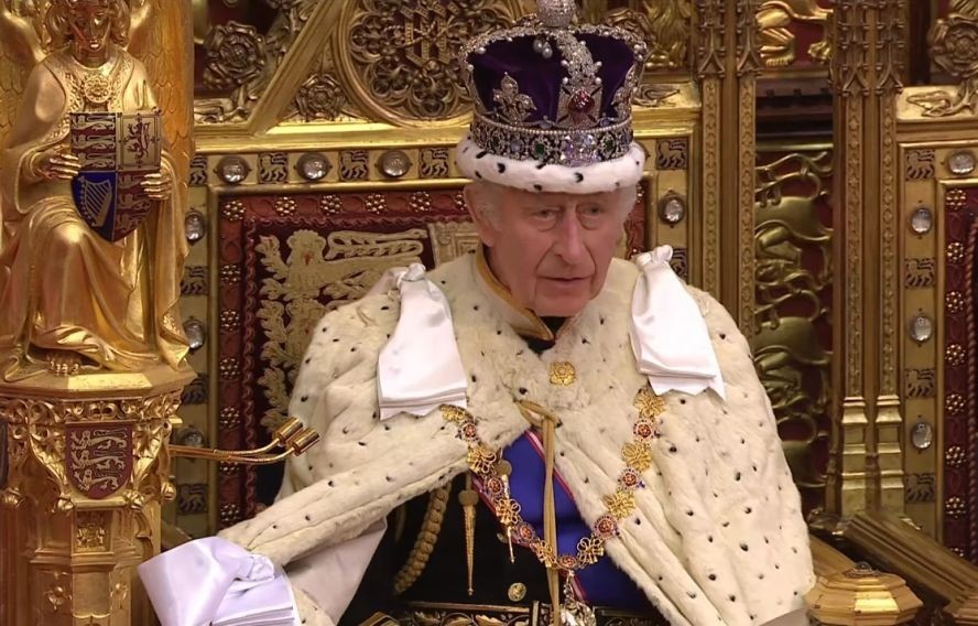 英国国王查尔斯三世在议会开幕仪式上发表演讲。(图:视频截图)