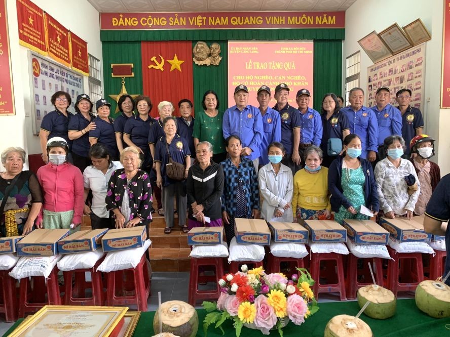 培德精舍理事会与领取赠品后的贫民合摄。