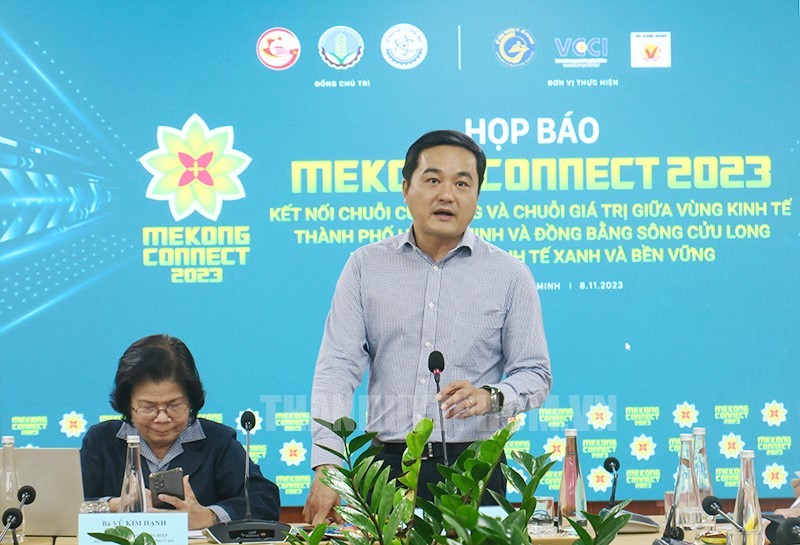 市工商厅厅长裴佐黄宇新闻发布会上发言。(图:市党部新闻网)