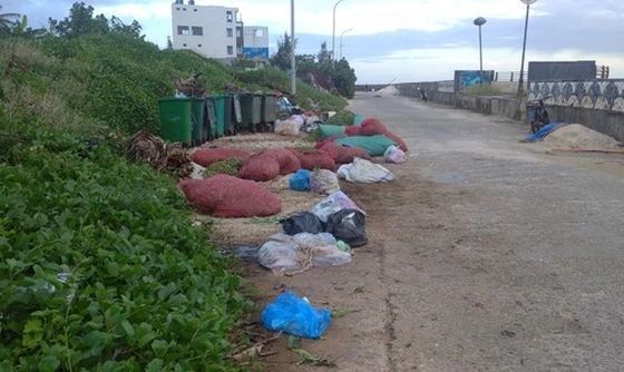 李山岛上的垃圾集中在收集點。（图：范英）