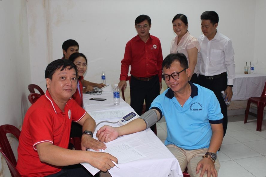 领导和嘉宾参观了“红十字会捐血点”。