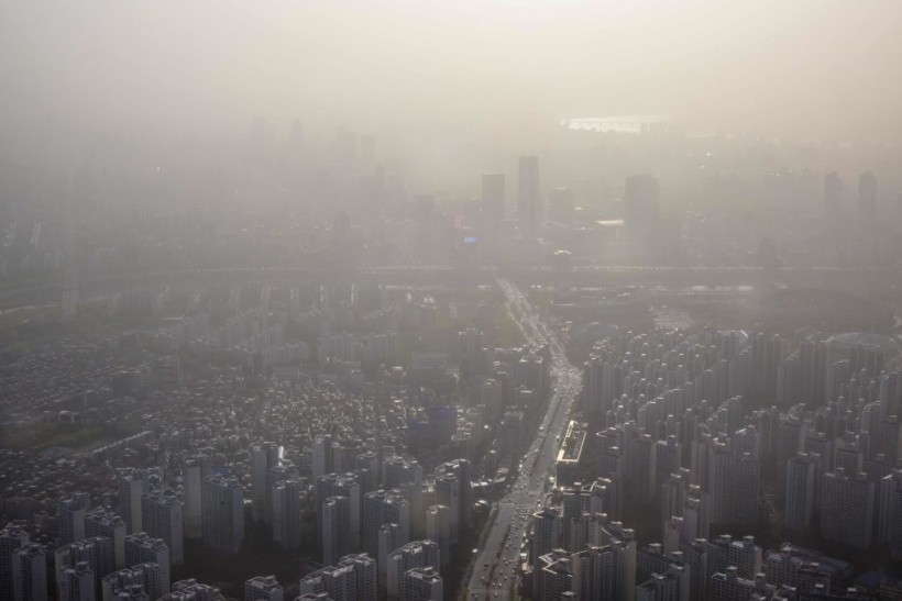 韩国首尔市灰尘蒙蒙一片。(图:AFP)