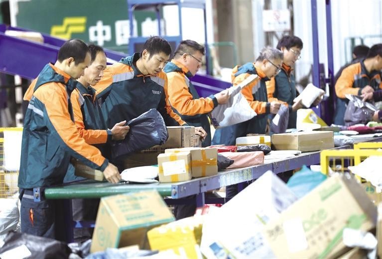 11月12日,工作人员在中国邮政集团有限公司湖南省永州市道县分公司邮件处理中心分拣快递包裹。(图:新华社)