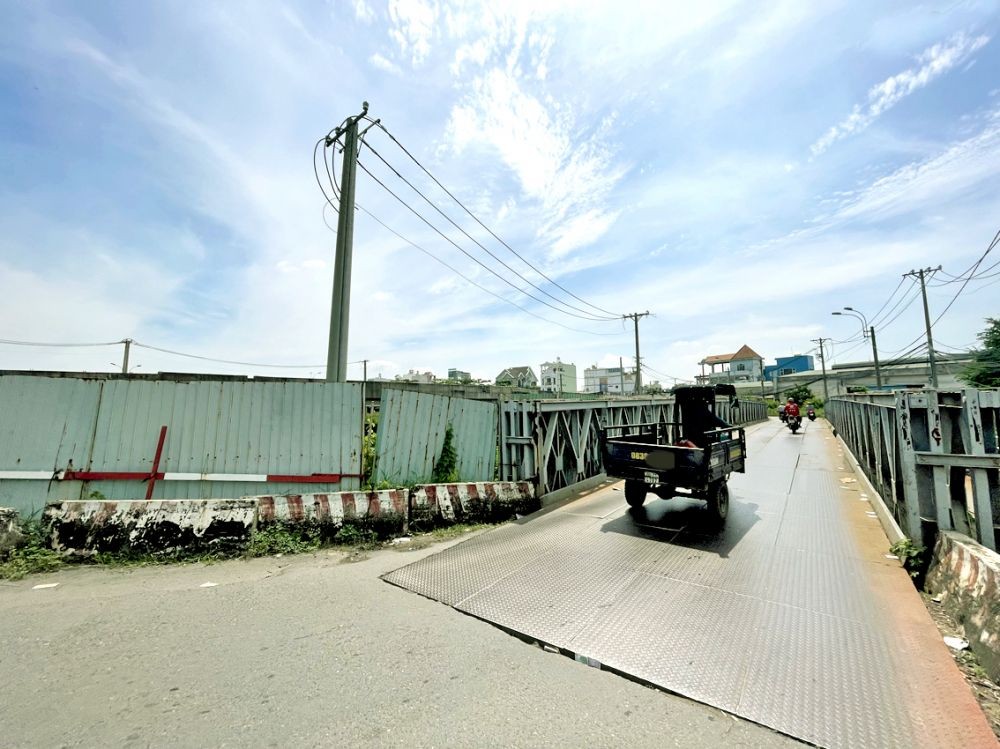 平新郡新奇-新贵桥已被搁置５年，民众要使用临时铁桥。