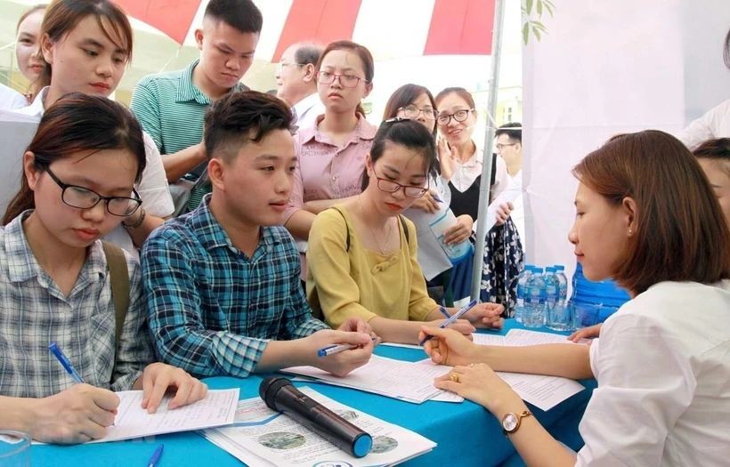 年轻求职者在一招聘会上寻求就业机会。(示意图:越通社)