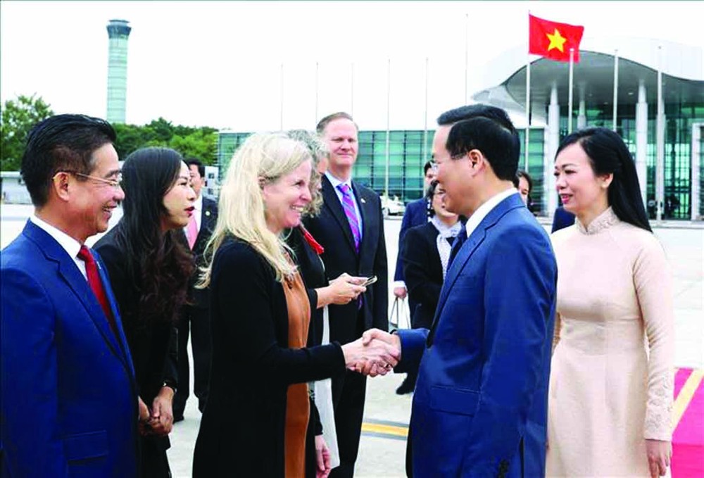 美国驻越南副大使毕肖普在内排国际机场送行国家主席武文赏偕夫人。(图:越通社) 美国驻越南副大使毕肖普在内排国际机场送行国家主席武文赏偕夫人。(图:越通社)