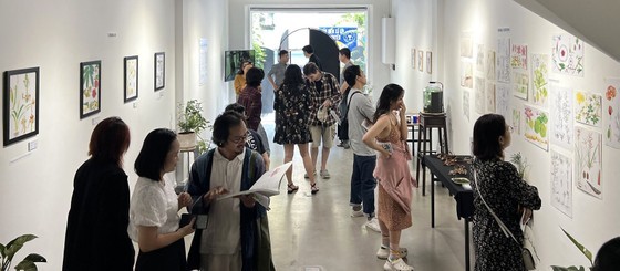 观众参观“植物艺术：观看之路‧植物画镜头”展览中的作品。