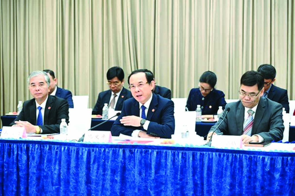 市委书记阮文年在会议上致词。