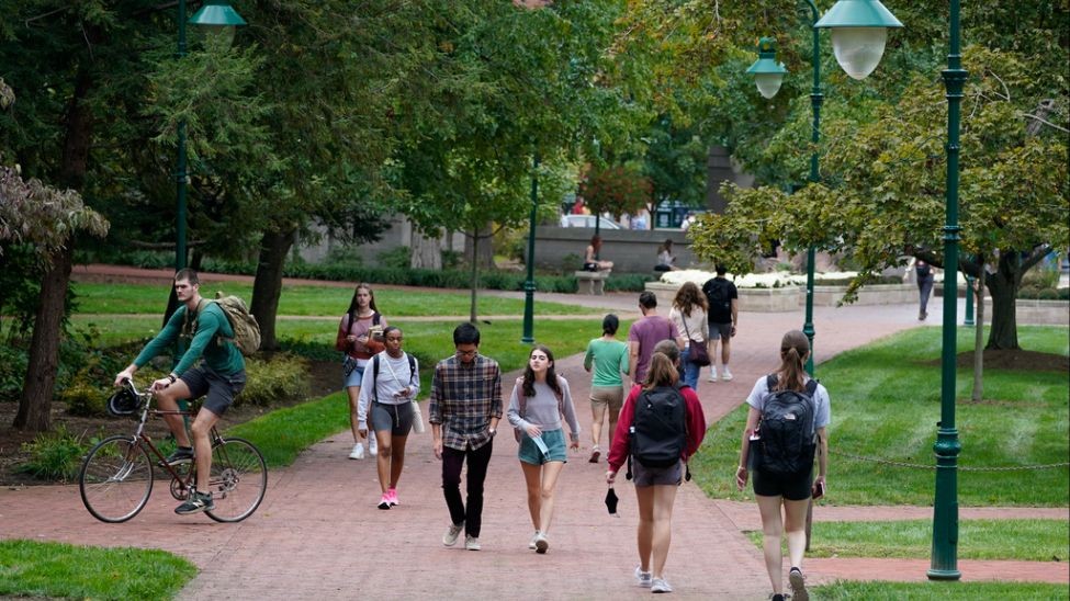 学生们在大学校园里漫步。(图:AP)