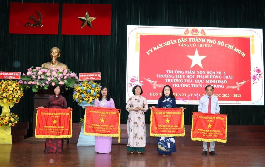 第五郡郡委书记黄玉女芳红向出色单位颁发竞赛锦旗。