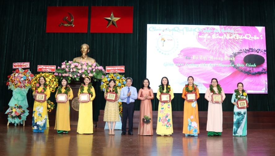 郡领导祝贺模范管理干部和教师。