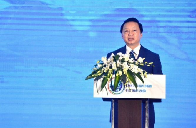 政府副总理陈红河在论坛上致辞。(图:工商报)