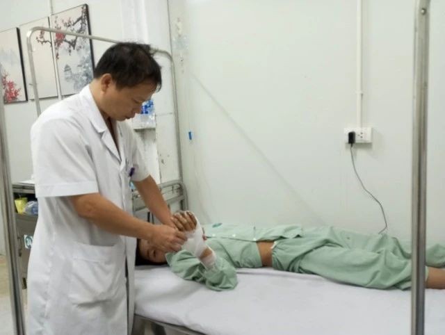 阮孟长医生告知,男病童已获施手术疗理各伤势,同时缝了15针和放置引流管。(图:院方提供)