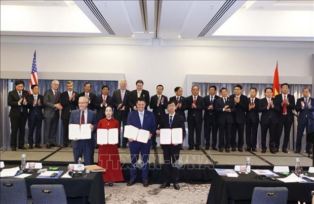 国家主席武文赏与美国官员共同见证了两国各部门、机关和地方多领域合作协议文本的交换仪式。（图：越通社）