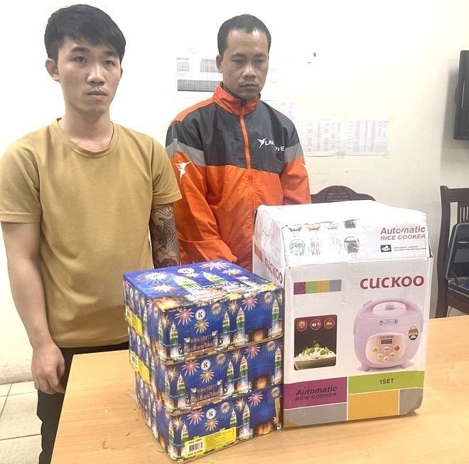 被抓获的两名歹徒及物证。（图：警方提供）